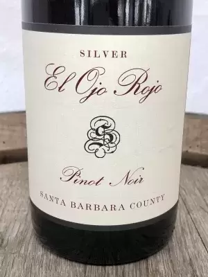 Label on bottle of El Ojo Rojo Pinot Noir Close Up